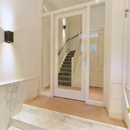 Unique Flat For 12 度假居